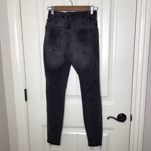 Good American Good Curve Crop Jeans in Black 075. - Picture 12 of 12